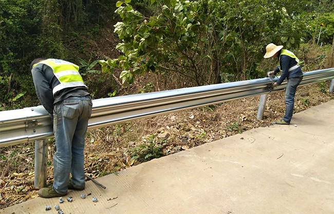 南昌高速公路护栏的定期维护与保养