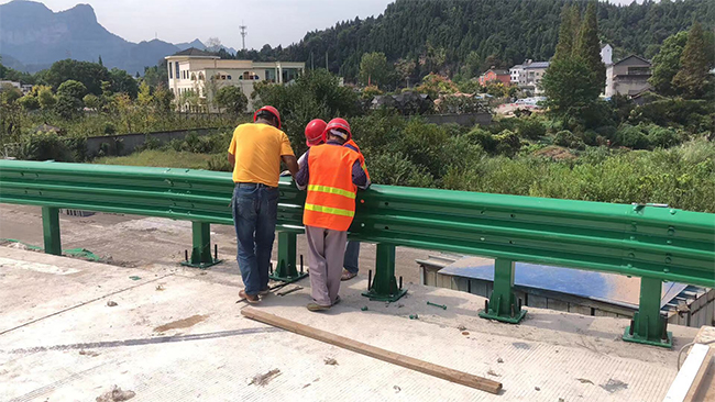南昌高速公路护栏板的维护确保道路安全的关键环节